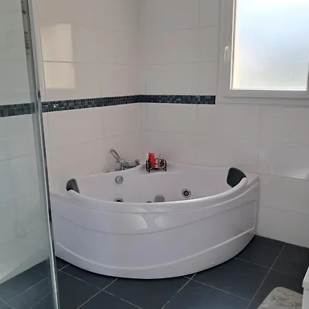 Avec Salle De Bain Privee בית אירוח